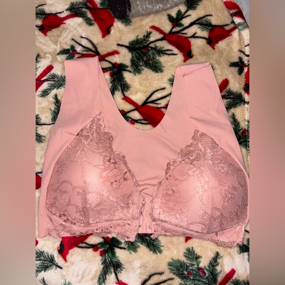 Lace Trim Pink Bra..(NWT)